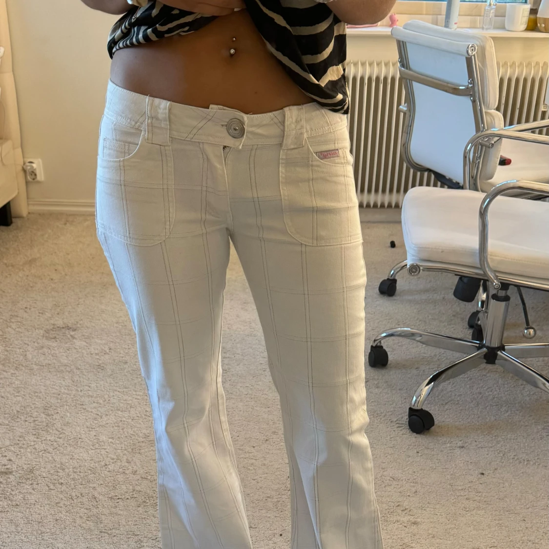 Vita detaljerade byxor  - 90