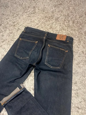 Dry Selvedge nudie jeans lean dean slim fit herr  - Dry Selvedge nudie jeans i slim passform modell lean dean med potentialen till en riktigt najs fade. Nytt skick inga märkvärdiga defekter. Storlek 30/32, passar även större. Postas antigen samma dag som köp eller dagen därpå🙌💯