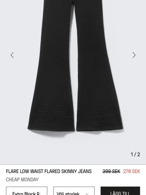 Svarta flare jeans Cheap Monday - Säljer ett par svarta flare jeans från Cheap Monday med låg midja och skinny passform upptill. Jeansen har klassiska fickor och är vida ner till fötterna. Obs en tråd som har gått, (bild 2) jätte sköna och snygga 