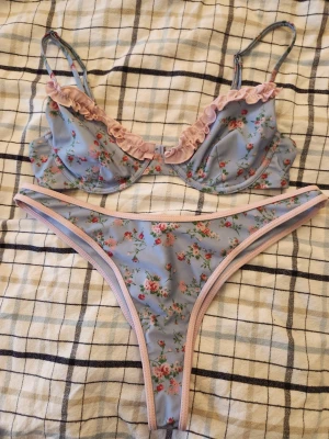 Bikini Nelly - En jääätte fin bikini från nelly som jag tror inte säljs längre. Den säljs då den är för stor och toppen är använd en gång men trasorna är oanvända.