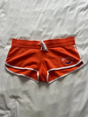 Lågmidjade shorts - Lågmidjade mjukisshorts ifrån Hollister i storlek M! 