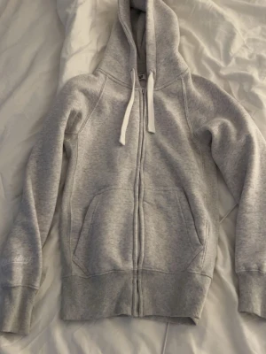Grå Russe merch Hoodie i storlek XS - Säljer denna gråa Russe merch Hoodie i storlek XS. Endast använd ett fåtal gånger och helt i nyskick😊