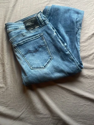 Replay Jeans - Tjenare, säljer dessa riktigt schyssta replay jeansen. Rekommenderar starkt och fått många komplimanger när jag har haft på mig dessa schysstare jeans. Hör av er vid frågor via pm.             Skick 10/10🤩