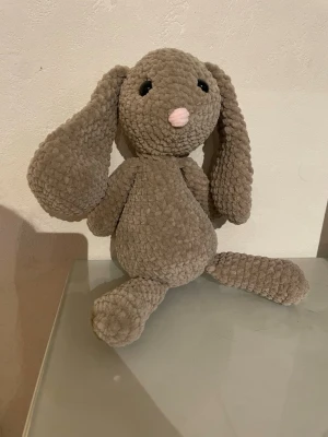 Mysig beige kanin gosedjur - Supermjuk beige kanin med långa öron och svarta ögon. Perfekt som kramkompis eller dekoration i rummet. Gjord med massor av kärlek