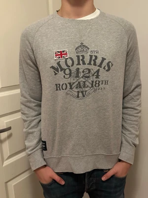 Morris Sweatshirt - Säljer denna feta crewneck från morris. Storlek M. Modellen är 187, 75kg.