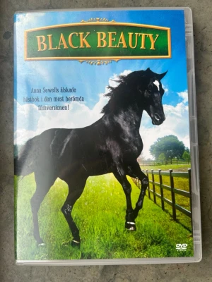 Black beauty dvd - DVD-film "Black Beauty" baserad på Anna Sewells älskade hästbok. Filmen är dubbad till engelska och har undertexter på danska, finska, norska och svenska. Speltid: 1 timme och 44 minuter. Rekommenderas från 11 år.  Finns på språk: Engelska   OBS!! skivorna är begagnade så det kan förekomma repor/hairlines på skivorna, men då jag kollar igenom alla filmer jag säljer garanterar jag att alla funkar felfritt om inget annat står! :)