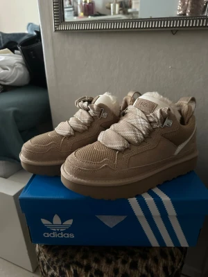 Uggs vinter skor❣️ - Ett par söta och snygga UGG boots i storlek 36❣️ jätte söta och varma för det kalla vädret! Dessa säljer jag däremot för att jag inte behövt de och inte använder de❣️ köpt runt nov förra året och bara använts 1 gång!❣️ 