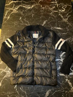 Svart cardiganjacka från Moncler - Hejjj!!! Säljer min storebrors cardigan från moncler. Den är knappt använt och har inga skador eller repor. Anledningen till att han vill sälja den är för att han har alldeles för många kläder och jackor. Säljs nu för bara 2299kr. 100% köptes på plick tidigare