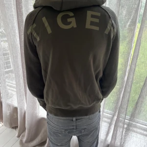 Tiger of sweden hoodie - Tjenare, säljer denna lite schysstare Tiger of sweden hoodie som är grön🟢Det är en zip hoddie/cardigan. 📏storlek: S.  Pris 599, vid frågor hör bara av er!