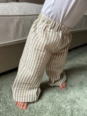 Randiga byxor  - Byxor som jag sytt helt själv!😊 Passar 110 Finns fler byxor och andra kläder på min hemsida, Googla Emanuel Dsgn! Allt är handgjort🫶🏻 Skriv om ni önskar annan strl