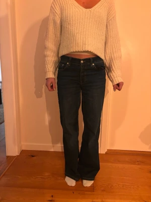 Mörkblå jeans - Snygga mörkblå  jeans med klassisk femficksdesign och normal midja. Jeansen har kontrastsömmar och är tillverkade i ett denimtyg som ger en tidlös look. Perfekta för dig som gillar en avslappnad men ändå trendig stil.