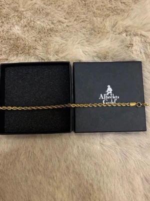 Guldarmband från Albrekts Guld - Snyggt guldarmband med tvinnad kedja från Albrekts Guld. Armbandet har en klassisk guldfärg och är tillverkat i metall med en elegant och tidlös design. Perfekt för dig som gillar stilrena accessoarer med lite extra glans.Kom dm för eventuella frågor 🧐pris kan alltid diskuteras 😊 (ops box tillkommer ej)