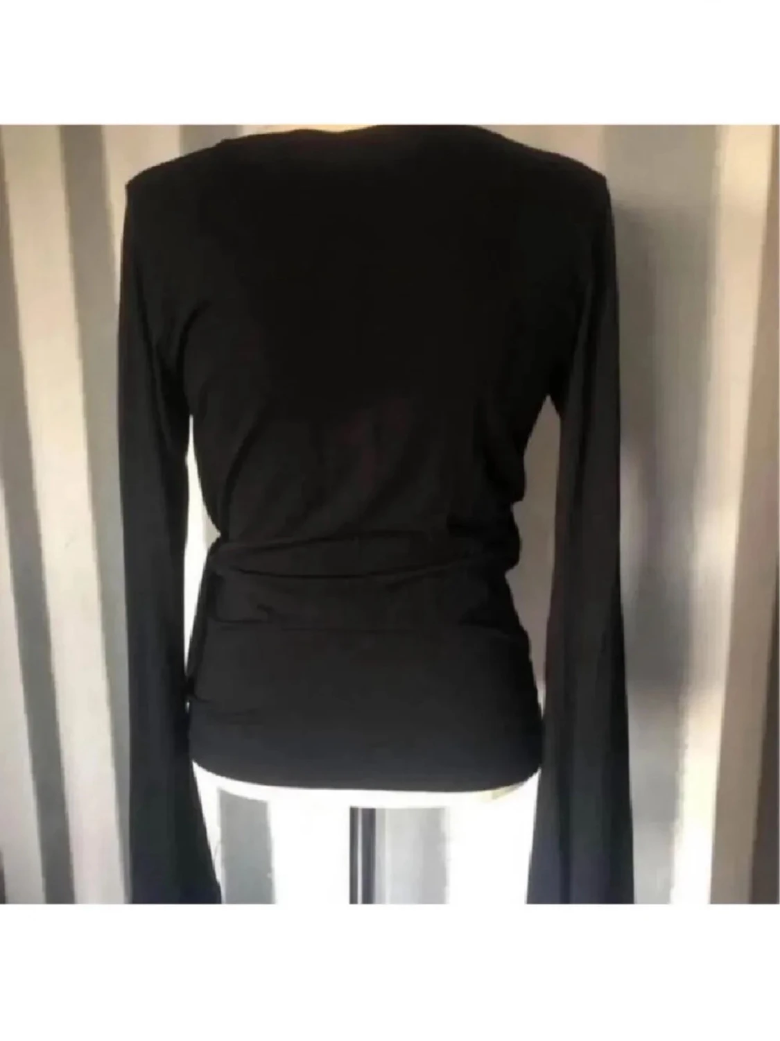 Svart omlottopp med knytband - 1