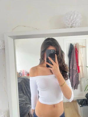 Vit offshoulder croppad topp - Aldrig använd. Bor i Danmark, skickar till alla länder