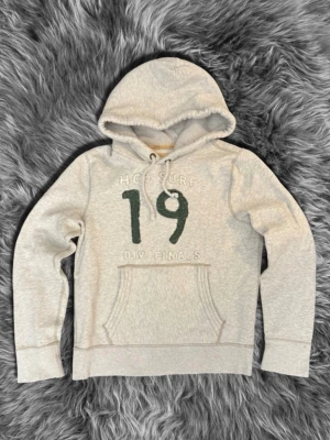 Holister hoodiw  - Riktigt fet Holister hoodie i färgen grå i riktigt bra skick. Hör av er om ni har några frågor. Kan gå ner i pris vid snabb affär 