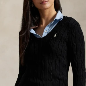 StockholmStil, ny trend - Stickad tröja men V- neck som passar till allt. Snygg att ha med jeans för en enkel look eller över skjorta för en mer fixad stil. Mjuk, bekväm och perfekt nu när det är kallt. Har även i ljus rosa.🌸