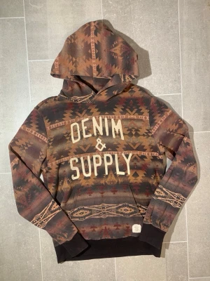RLDS Aztec Spellout Hoodie - Unik hoodie från Ralph Lauren Denim & Supply från deras Aztec kollektion.                                                                               Längd (ej luvan) 65 Bredd (över bröstet) 59 Ärmlängd (från axeln) 70