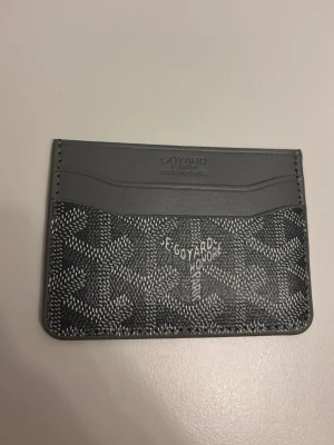 korthållare - modern och helt ny korthållare av högsta kvalité.