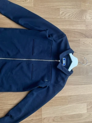 Mörkblå overshirt från Jack and Jones - Säljer en stilren mörkblå overshirt från Jack and Jones med två bröstfickor och dragkedja framtill. Storlek 152 så passar för yngre folk.