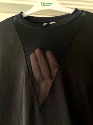 🍒Topp med infälld mesh🍒 - 🍒BEUTIFUL IN BLACK🍒Snygg lite kortare topp med v-formad infällning i mesh från Diveded. Stl L, men skulle säga att den är mer som M. 90% polyester och 10% elastan.🍒