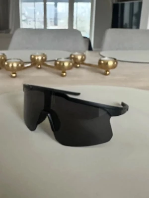 Solglasögon / aktivitetsglasögon  - Säljer ett par helt nya riktigt snygga solglasögon som funkar till aktiviteter som löpning, cykling eller skidåkning. UV-skydd och passar både kvinnor och män. 
