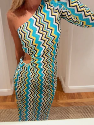 Missoni liknade lång klänning  - Säljer denna missoni liknade lång klänning🌼🌸🌼🌸