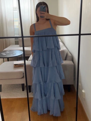 Långklänning - Säljer en ljusblå klänning från NAKD! använt 1 gång, förra midsommar, säljer då jag har ungefär en likadan. Ordinarie pris 899kr.