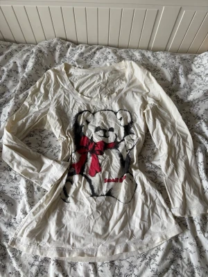 Y2K 2000s bear top - NOTE: I ONLY SEND STUFF ON WEEKENDS!!!!💛2000s bear top, REALLY FROM THE 2000s, I got it from my aunt. It’s not really my type of style so I’m selling it 💗 the arms are a bit shorter 💛 also if you have any questions ask💗