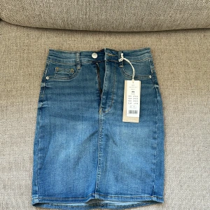 Jeans kjol - Jeans kjol från Gina Tricot märke Molly. 