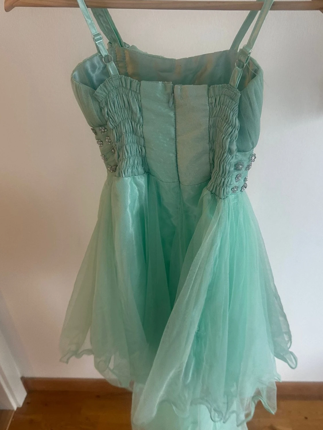 Mintgrön klänning med pärlor och blommor - 1