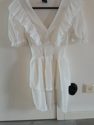 Klänning från Gina Tricot  - Vit klänning från Gina Tricot. XXS
