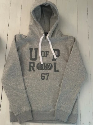 Ralph Lauren hoodie herr storlek XS - Hej! Säljer denna riktigt schyssta hoodie från Ralph Lauren. Den är i storlek M men sitter litet och passar därför som en XS. Den är endast använd någon enstaka gång och är därmed i ett nyskick. Original lappar och påse finns kvar och medföljer naturligtvis vid köp. Jag fraktar alltid snabbt! Mvh
