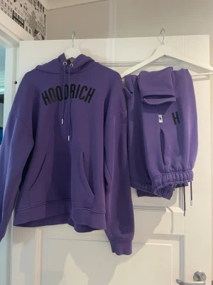 Lila Hoodrich set - Säljer mitt lila hoodrich set storlek M❤️säljer endast i set pris kan diskuteras vi snabb affär❤️