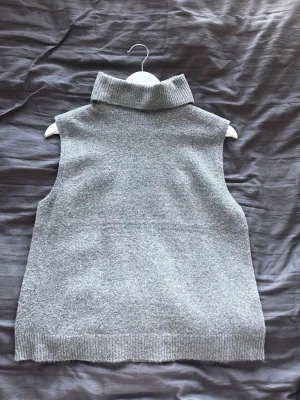 Grå stickad tröja m krage - Säljer en grå stickad tröja med polokrage. Aldrig använd💘