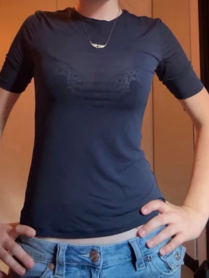 Marinblå tröja - Säljer en superskön och snygg mörkblå tröja med tight passform från H&M i strl S i mycket bra skick! Den är verkligen så skön och snygg!                 Använd endast en gång då jag har en likadan!💗 Skriv för frågor!💗