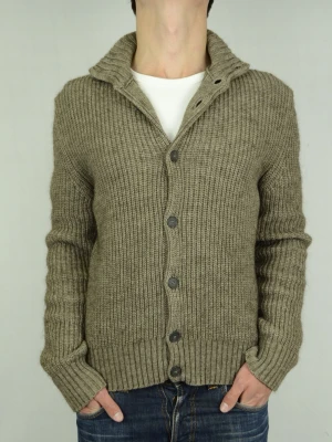 Hugo boss stickad cardigan  - HUGO BOSS STICKAD CARDIGAN Storlek : M Passform : Normal Användning : Tröjan är i ett fint skick utan defekter Nypris : Cirka 2500SEK Modellen på bilden : 182CM och väger 76,5KG