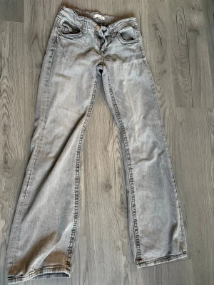 Gina jeans - Säljer mina gråa jeans med knapp ficka från Gina då dom aldrig används längre. Byxorna är i fint skicka men dom ser lite uttöjda ut när dom inte sitter på. Pris kan diskuteras vid snabbt köp💕