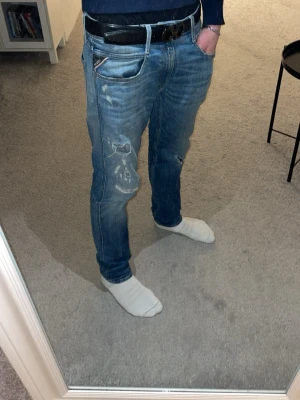 Replay jeans - Säljer ett par riktigt feta replay jeans sitter väldigt bra, dock finns vissa slitningar då dom inte är helt nya, Skriv vid funderingar!