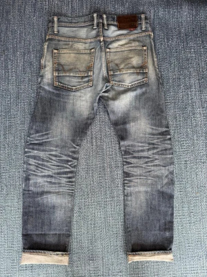 Edwin selvedge denim jeans  - Edwin selvedge jeans med snygga fades! Fint skick En lagning vid höger knä  Innerben längd: ca 78cm Benvidd längst ner: ca 17,5cm Midja: ca 41cm   Hör av dig vid funderingar!  