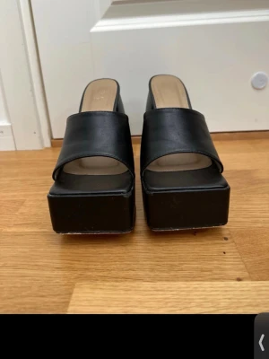 Svarta chunky klackskor - Svarta platå klackskor från Shein i storlek 37 med tjock 12cm klack. Lätta att gå i, passar en coolare stil.