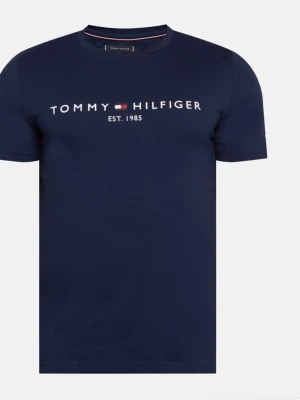 Mörkblå Tommy Hilfiger t-shirt - Snygg mörkblå t-shirt från Tommy Hilfiger med klassiskt logotryck och texten 'Est. 1985' på bröstet. T-shirten har rund hals och korta ärmar. Materialet är mjukt och bekvämt, perfekt för en avslappnad look.