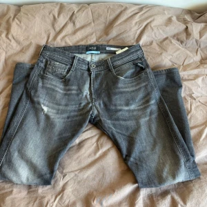 Replay anbass  - Säljer ett par sjukt populära Replay anbass jeans i strl 30/30. Väldigt sällsynta. Skick 8/10. Är 176 på bilden och de passar mig bra. Nypris 2000kr, de är ”Aged 5 years”  