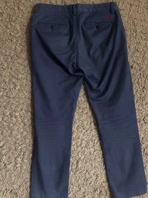 Ralph Lauren Chinos - Blå chinos från Polo Ralph Lauren. Bra skick. Size: 30/30