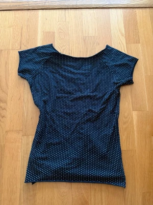 Off shoulder polka dots top - Väldigt bra skick, köpte utomlands. Är inte använd, säljer pga den passar inte min stil. Storlek XS-S