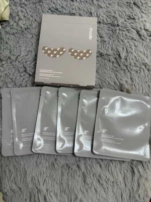 Rhode Peptide Eye Prep ögonpatches - Säljer Rhode Peptide Eye Prep depuffing eye patches. Förpackningen innehåller 6 par ögonpatches i individuella silverfärgade påsar. Perfekta för att fräscha upp huden under ögonen med peptider. Modern och stilren design på förpackningen.