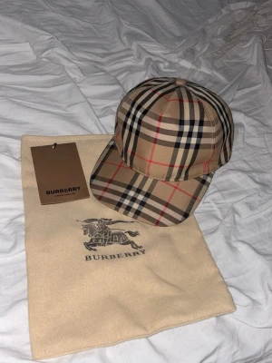 Burberry keps - Säljer min Burberry keps den är  knappt använd och är storlek M