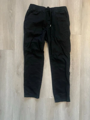 Svarta linnebyxor från Matinique - Snygga svarta linnebyxor. Byxorna har sidofickor fram och två fickor bak. Perfekta för en chill och stilren look. Tillverkade i lätt och luftigt linnematerial.