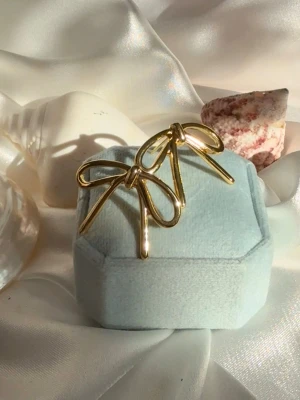 Handgjorda Rosett örhängen i guld - Handgjorda rosett stud-örhängen i platerad guld med silver nål 🎀Vattentåliga och allergivänliga 🫶🏼