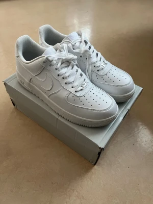 Nike air force 1 vita storlek 43  - Säljer ett par vita Nike Air Force 1 i storlek 43. Skorna är endast använda vid två tillfällen och är därför i mycket fint skick.  Crease-skydd ingår, vilket hjälper till att hålla skorna snygga och fria från veck.  Perfekta om du vill ha ett par nästan nya sneakers till ett bra pris!  Hör av dig vid intresse 😊 