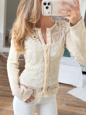 Figursydd spets-kofta  - Uppskattad storlek S. Köpt i Zara men bortklippt lapp. 88% bomull. Skickas inom 24h. Se liknande plagg i min profil! 